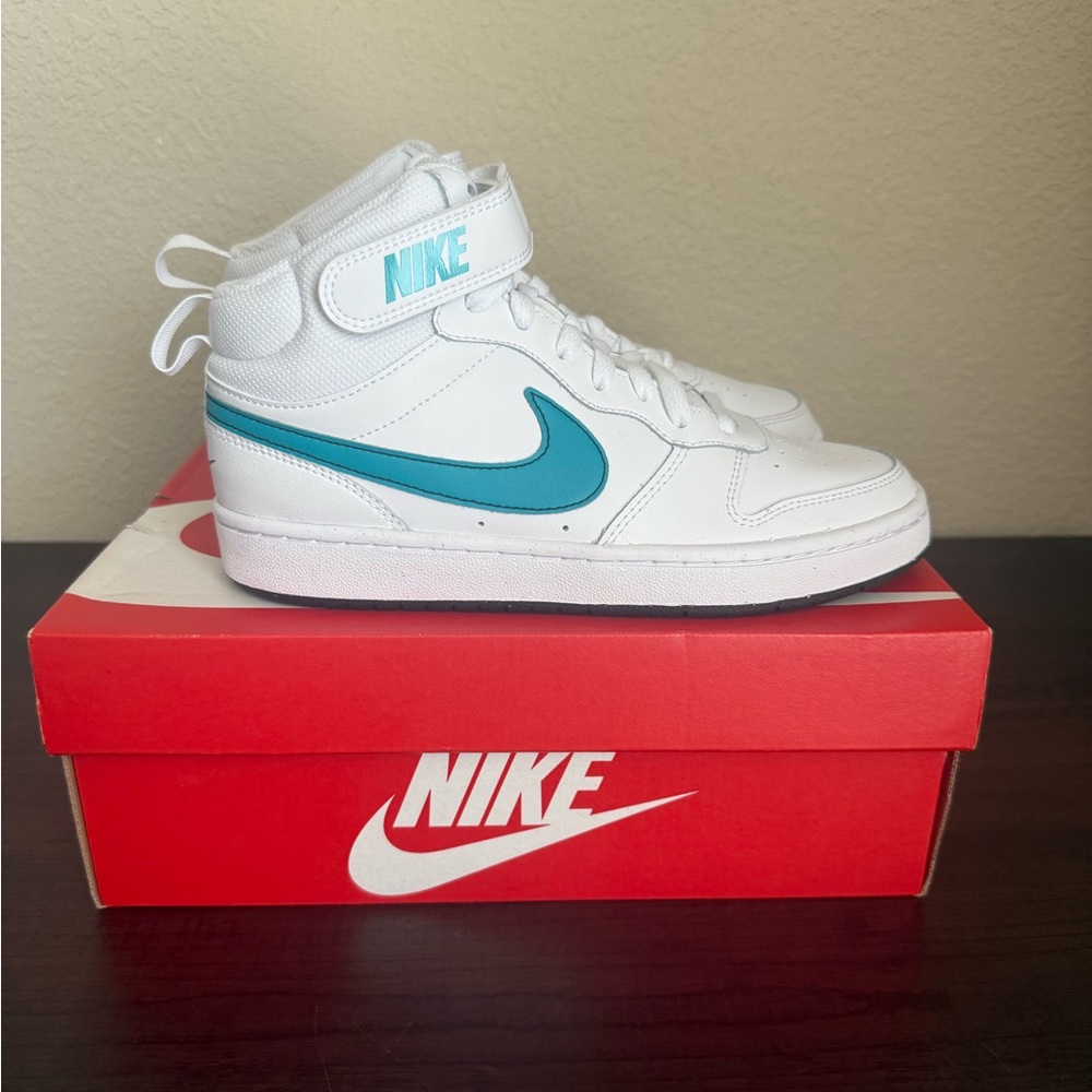 Nike White and Blue Sneakers Classic Style